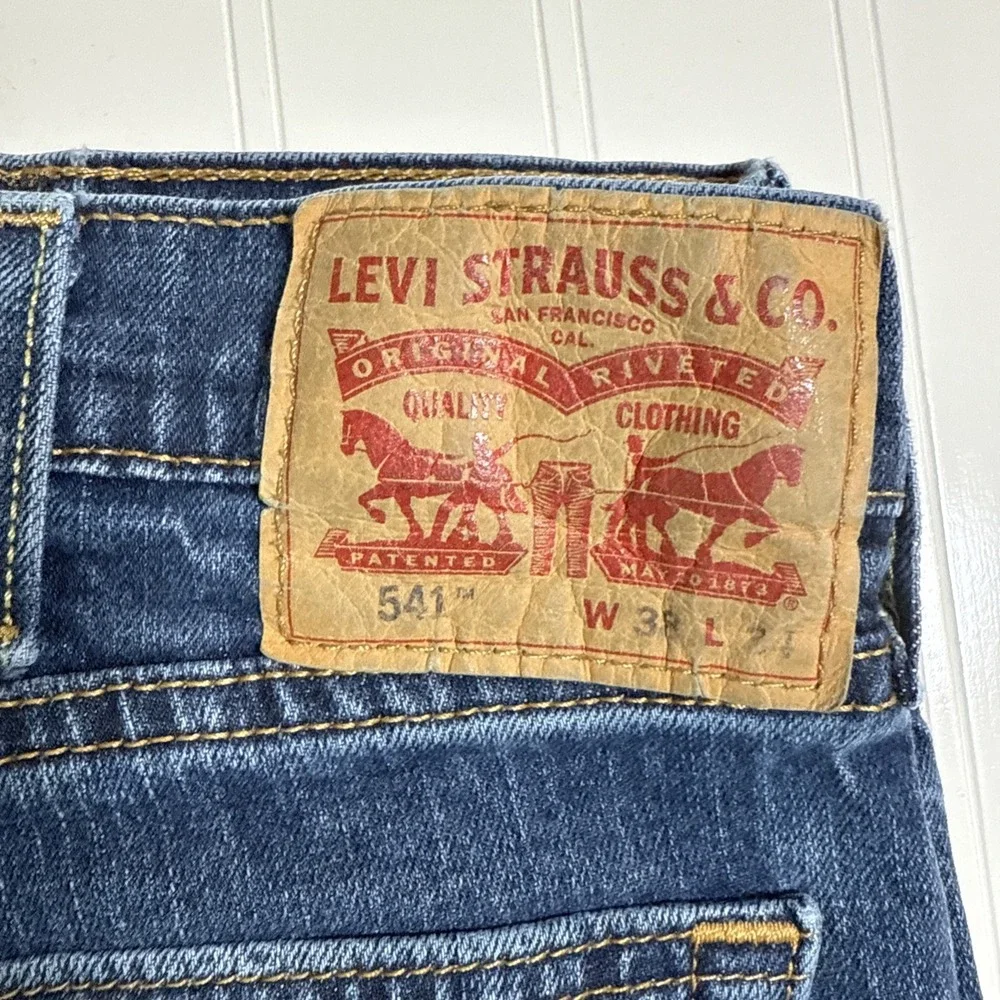 Levi's 541 Straight Leg Men's Jeans,‎ 38 x 34 (really 32L) Medium Wash Blue